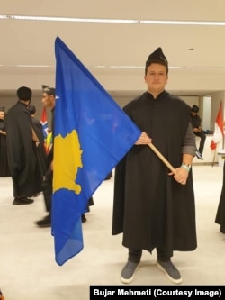 Bujar Mehmeti me flamurin e Kosovës, para ceremonisë së nisjes së vitit akademik gjatë studimeve të nivelit bachelor.