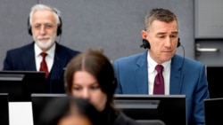 Jakup Krasniqi dhe Kadri Veseli në Hagë. Fotografi nga arkivi. 