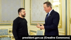 Президент Украины Владимир Зеленский и глава МИД Великобритании Дэвид Кэмерон (справа) в Киеве. Ноябрь 2023 года
