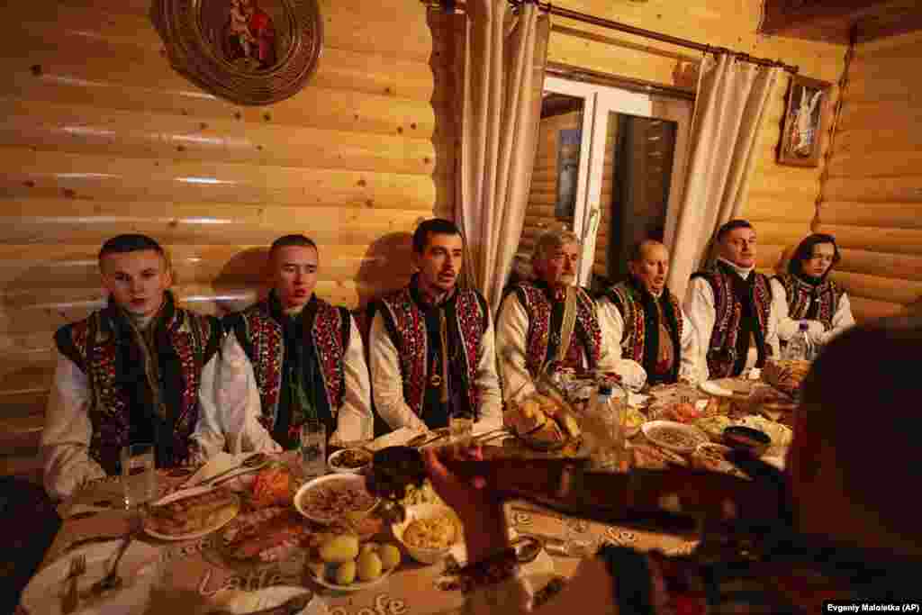 During the evening meal, a group of men sing Kolyadky as a violinist plays.