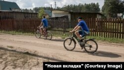 Братья Александр (слева) и Фёдор Жильцовы (справа) едут домой. Фото: Юлия Невская