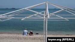 Отдых на крымском пляже. Иллюстрационное фото