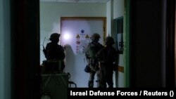 Ushtarët izraelitë brenda spitalit Shifa në Gazë më 15 nëntor 2023. 