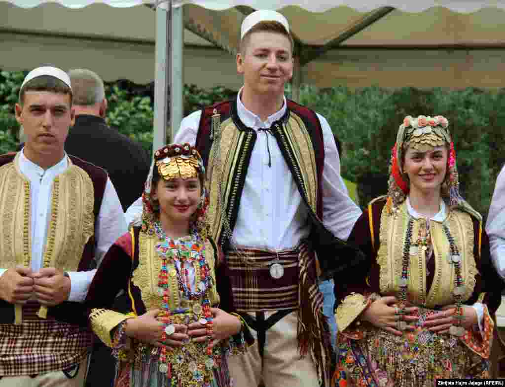 Pjesëmarrës me veshje tradicionale&nbsp; gjatë manifestimit &quot;Takimet e Lumës&quot;.&nbsp;