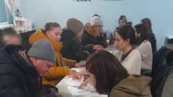 Январь 2024-го, жители Новосибирска ставят подписи за Надеждина