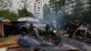 Vatrogasci na mjestu ruskog vazdušnog napada u Harkivu, Ukrajina 14. maja 2024. 