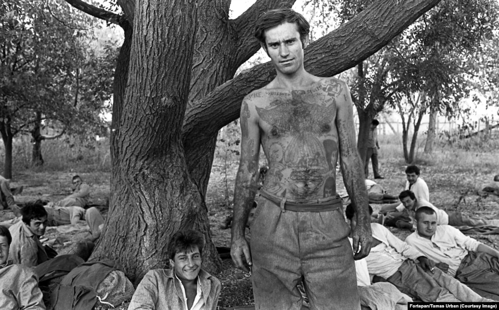 Затворници в почивка по време на трудов ден извън затвора през 1986 г.