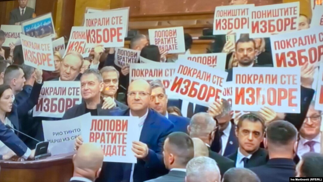 Опозицијата со транспаренти на почетокот на конститутивната седница на Собранието на Србија, 6 февруари 2024 година