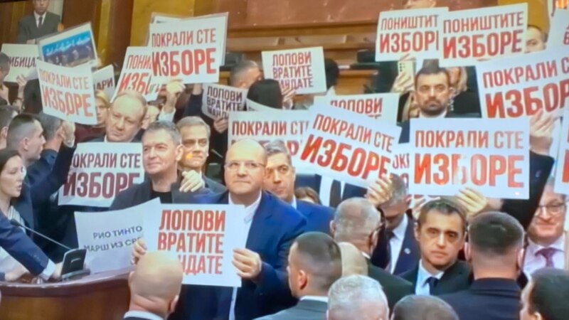 Со свирежи и транспаренти од опозицијата, конституирано Собранието на Србија