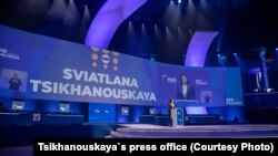 Сьвятлана Ціханоўская выступае з прамовай на кангрэсе Эўрапейскай народнай партыі. Бухарэст, 6 сакавіка 2024 году