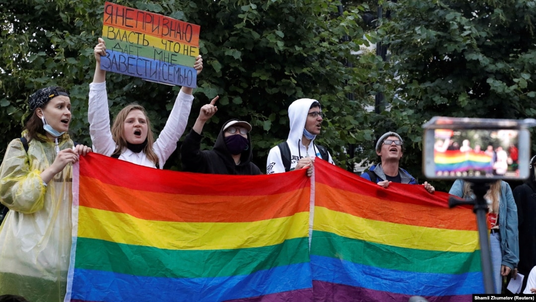 Russians demonstrate against anti-LGBT legislation (file photo)