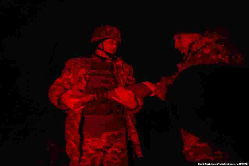 Під червоне світло ліхтарів військові готують міни&nbsp; з надією трохи вночі, можливо, відпочити