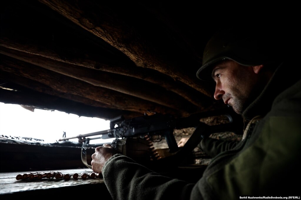 Un soldato ucraino della 10a Brigata d'assalto separata di montagna osserva il perimetro in una località sconosciuta nella regione di Donetsk in Ucraina, il 26 ottobre. Mentre l'invasione russa non provocata dell'Ucraina entra nel suo 21° mese, nessuna delle due parti ha cambiato significativamente la linea del fronte, con il risultato che entrambe le parti rafforzano le loro posizioni in quella che viene definita una forma di guerra statica.   