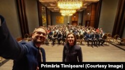 Primarul Timișoarei, Dominic Fritz, își face selfie cu Maia Sandu la Timișoara, pe 13 ianuarie 2024, ziua în care președintei R. Moldova i-a fost înmânat Premiul Timișoara pentru Valori Europene.