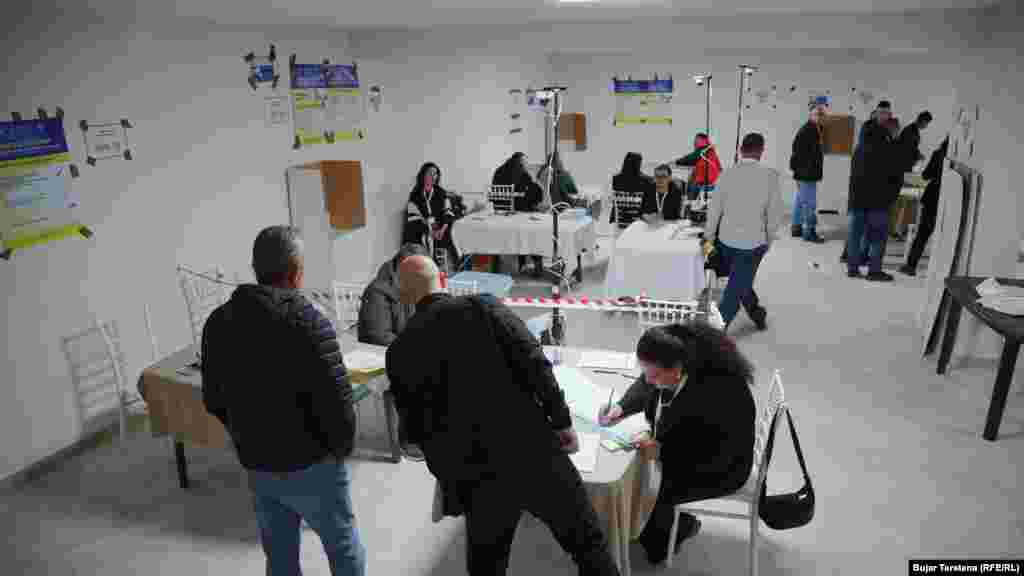 Një qendër votimi në Lagjen e Boshnjakëve në Mitrovicë të Veriut. Gazetarët e Radios Evropa e Lirë në terren thanë se në orën e parë pas hapjes së vendvotimeve nuk kishte interesim të qytetarëve për të votuar.&nbsp;