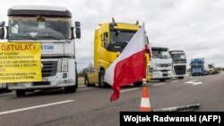 Transportatorii polonezi protestează față de „concurența neloială”, la punctul de trecere Dorohusk de la granița Poloniei cu Ucraina, 6 noiembrie 2023. 