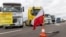 Transportatorii polonezi protestează față de „concurența neloială”, la punctul de trecere Dorohusk de la granița Poloniei cu Ucraina, 6 noiembrie 2023. 