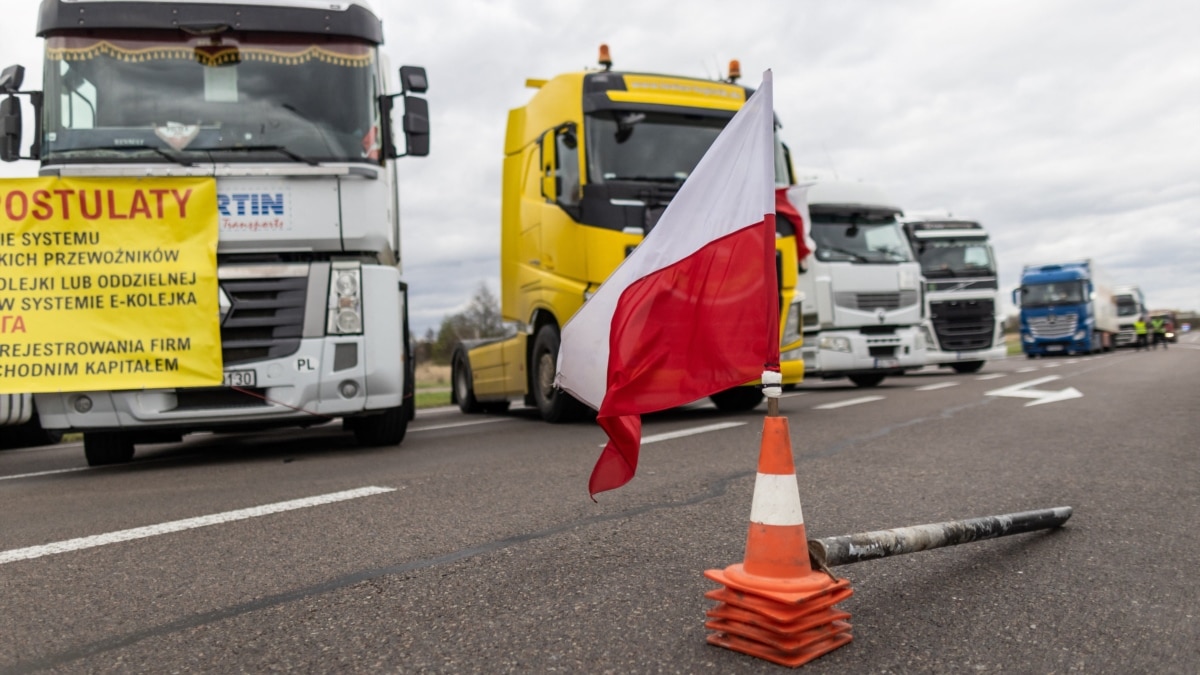 Polish truckers block border crossings on the border with Ukraine