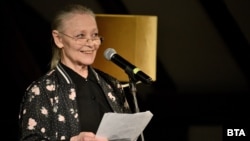  Цветана Манева показва текст на Яна Борисова в спектакъла 