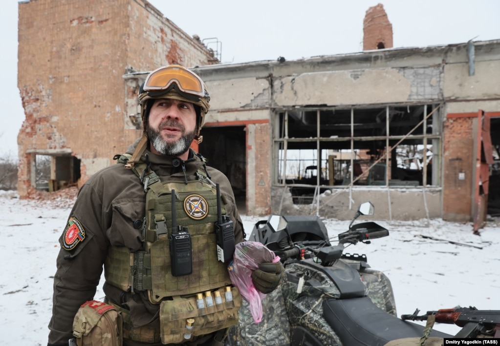 Një tjetër anëtar i Brigadës Pyatnashka në Avdivka është fotografuar nga një fotograf i agjencisë TASS, më 19 shkurt. Flamuri abkaz mund të dallohet në krahun e luftëtarit. Njësia luftarake abkaze është akuzuar për krime lufte nga Kievi, duke përfshirë torturimin e supozuar të ushtarëve ukrainas të robëruar.