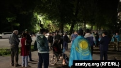 Собравшиеся встречать активиста Жанболата Шайзада перед департаментом полиции Алматы. 14 мая 2024 года.