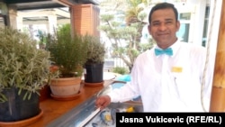 Indijac Kajendra Pandi Rajendran na svom radnom mjestu kao konobar u jednom od restorana hotela Splendid, Bečići, 21. jun 2024.
