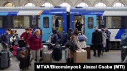 Utasok várják a vonatra szállást a Keleti pályaudvaron, a MÁV Start Zrt. egyik Bécs felé továbbinduló EuroCity-szerelvénye mellett 2022. november 17-én (képünk illusztráció)