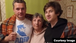 Егор Балазейкин с папой и бабушкой