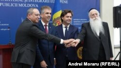 Ministrul afacerilor externe Nicu Popescu și omologul său israelian, Eli Cohen (centru).