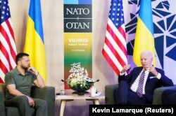 Президент України Володимир Зеленський і президент США Джо Байден після зустрічі з лідерами країн «Групи семи» під час саміту НАТО у Вільнюсі, 12 липня 2023 року