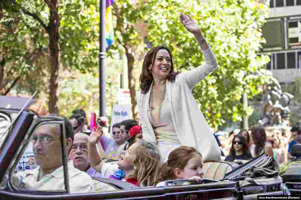 Harris pozdravlja posjetitelje Parade ponosa u San Franciscu, 30. lipnja 2013. Kao glasni pristaša LGBT zajednice, Harris je podnijela podnesak američkom Vrhovnom sudu tvrdeći da osmi prijedlog (glasački prijedlog usvojen 2008. koji zabranjuje istospolne brakove) treba poništiti. Njezini postupci pridonijeli su odluci suda da odbaci žalbu zbog proceduralnih razloga 2013., čime je došlo do legalizacije istospolnih brakova u Kaliforniji.