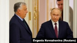 Viktor Orban və Vladimir Putin Moskva görüşündən sonra mətbuat konfransına gəlirlər