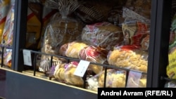 Cea mai ieftină pâine care poate fi cumpărată într-un supermarket este franzela albă simplă.
