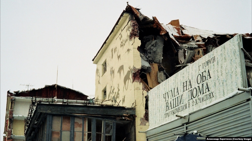 Una casa danneggiata a Norilsk le cui fondamenta sono state fratturate dal permafrost, provocando il crollo della struttura.