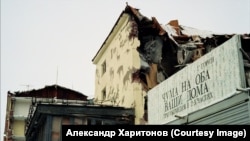 Egy romos ház Norilszkben, amelynek alapja a permafroszt miatt repedt meg, ami az épület összeomlásához vezetett. A színházi plakát vészjósló címe: Pestis mindkét házatokra, tragikomédia két felvonásban