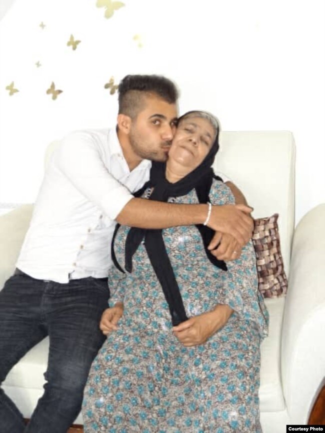 پیمان منبری در کنار مادرش
