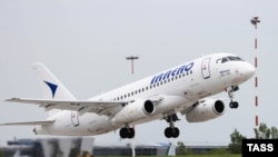 კომპანია IrAero-ს Sukhoi Superjet-100. ვლადივოსტოკის საერთაშორისო აეროპორტი, 30 მაისი, 2023.