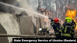 Рятувальники гасять вогонь після російського удару по Одесі, архівне фото