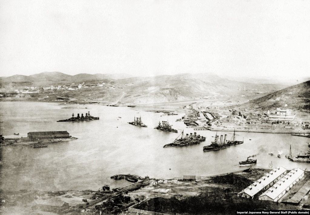 Anijet ruse të shkatërruara pas marrjes së Portit Arthur nga japonezët.