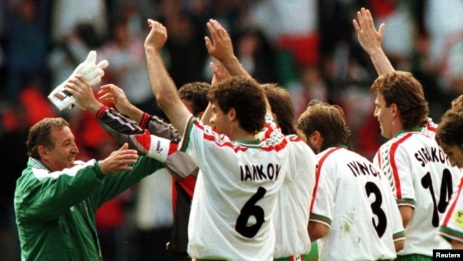 Българският треньор Димитър Пенев бърза да поздрави отбора си след победата над Румъния с 1:0 в мача от група В на Евро'96 на стадион "Сейнт Джеймсис Парк" в Нюкасъл на 13 юни, 1996 г.