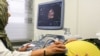 پزشک در حال سونوگرافی یک زن باردار