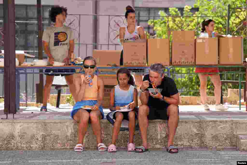 Evakuirani turisti ispred sportske dvorane nakon što su spašeni iz područja zahvaćenog požarom.&nbsp;