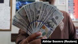 По данным милиции Кыргызстана, многие люди продолжают вкладывать свои деньги в подозрительные схемы, несмотря на предупреждения властей и сообщения о тысячах людей, ставших жертвами финансовых пирамид за последние годы