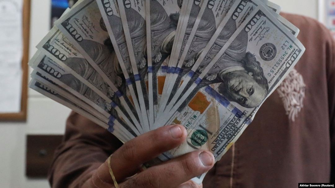 A pyramid scheme in Kyrgyzstan has led to hundreds of people losing large sums of money after they were promised they would earn big profits fast. (illustrative photo)
