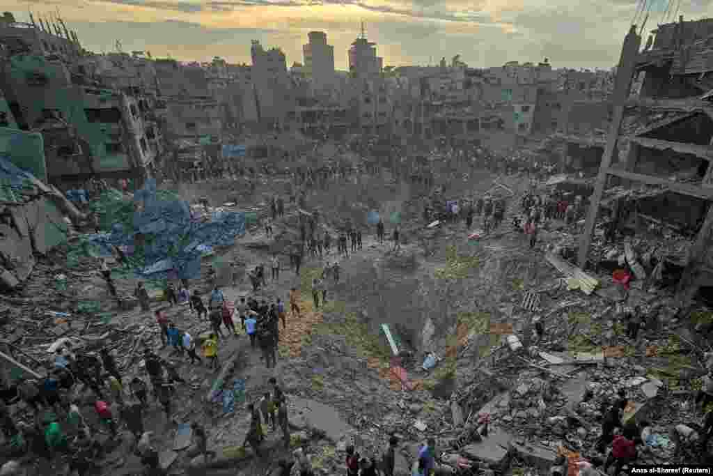 Палестинці шукають постраждалих на місці ізраїльських ударів по будівлях у таборі біженців Джабалія на півночі Сектора Гази, 31 жовтня 2023 року. (REUTERS/Anas al-Shareef)