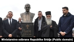 Delegacija Ministarstva odbrane Srbije i Srpske pravoslavne crkve pred spomenikom Pavlu Bulatoviću u Gornjim Rovcima, 11. februar 2020.
