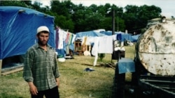 Лагерь беженцев из Чечни рядом с Кизляром. Дагестан. Фото Натальи Эстемировой, архив Центра защиты прав человека "Мемориал"