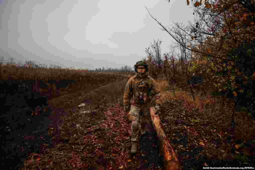 Një anëtar i brigadës sulmuese duke bartur një trung. Sulmet në shkallë të gjerë po bëhen më pak të suksesshme pasi të dyja palët mbështeten te&nbsp; dronët, pajisjet për shikim gjatë natës dhe inteligjenca e sinjaleve elektronike për të monitoruar përparimet e trupave. Megjithatë, Kievi thotë se forcat ruse po vazhdojnë përpjekjet e tyre për të rrethuar qytetin lindor Avdijivka.