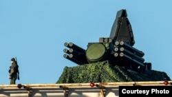 Військовий на даху будівлі міністерства оборони Росії в Москві поблизу зенітно-ракетного комплексу «Панцир» (архівне фото)