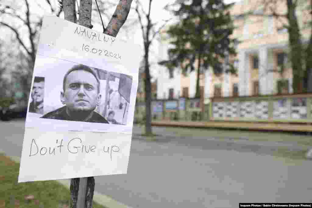 Bucureștenii au adus și fotografii ale lui Alexei Navalnîi.&nbsp; &nbsp;